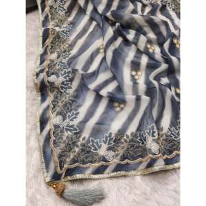ผ้าส่าหรีทรงตรงแบบดีไซเนอร์ พิมพ์ลายดอกไม้ดิจิทัล พร้อมงานปัก - Product Image 1