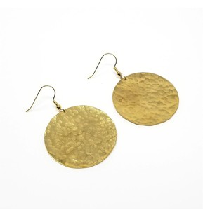 Boucles d'oreilles en laiton doré, forme goutte d'eau martelée, bijoux légers et texturés - Product Image 4