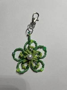 Porte-clés brodé à la main avec perles, élégant et décoratif, avec des perles artisanales détaillées pour sacs, pochettes et usage quotidien - Product Image 3