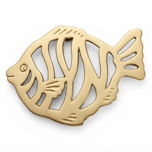 Salvamanteles de Metal Dorado de Lujo con Diseño de Pez, Decorativo y Resistente al Calor, para Restaurantes y Decoración del Hogar - Product Image 1