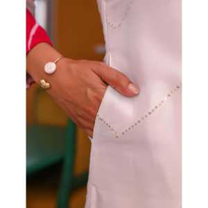 ชุดคุรตะสีขาวสไตล์ลำลองพร้อมลายปักเลเฮริยาสีชมพู ไซส์ XS - Product Image 1