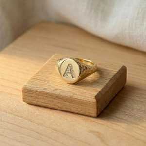 Anillo de Sello Personalizado con Letra del Alfabeto de la A a la Z, en Oro Sólido de 10k, 14k o 18k, Joyería Sencilla para Hombre y Mujer - Product Image 3