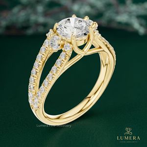 Bague de fiançailles en or jaune à trois pierres, avec diamant de laboratoire rond brillant, bague de mariage, bague de demande en mariage - Product Image 5