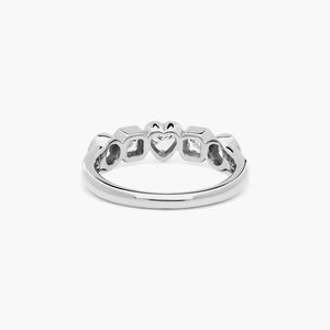 Bague en or blanc 14 carats avec diamant de laboratoire taille cœur et coussin - Product Image 5
