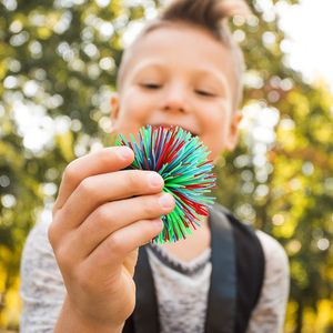 Set di 12 Palline Sensoriali Morbide Arcobaleno con Pompon, Antistress Rimbalzanti per Giochi Sensoriali, Regali per Feste e Compleanni - Product Image 4