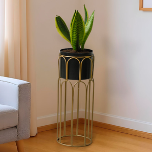 Exquisita maceta antigua con acabado texturizado en oro oxidado sobre un elegante soporte largo, disponible a precios de mayorista. - Product Image 3