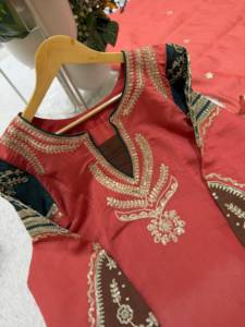 Conjunto de diseñador con diseño de codificación de patrones y bordado, top de Mul Chanderi con pantalón Plazzo y Dupatta, completamente cosido y listo para usar. - Product Image 5