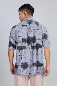 เสื้อเชิ้ตผู้ชายสีฟ้าพาสเทลและสีเทาชาร์โคลพิมพ์ลายแบบนามธรรม ผ้าเรยอน แขนครึ่งตัว ทรงปกติ ติดกระดุม แบบเสื้อรีสอร์ท - Product Image 2