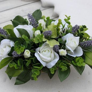 Plateau floral vert foncé avec mousse florale à 8 broches pour décoration intérieure et extérieure, idéal pour les occasions de remise de diplôme - Product Image 1
