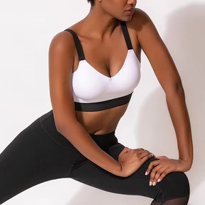 Soutien-gorge de sport blanc léger style simple avec bordure noire, bretelles ajustables, décolleté sans bretelles, logo frontal, maintien moyen, pour le fitness - Product Image 2