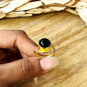 Bague en laiton au design unique, minimaliste, avec onyx noir, bijoux bohèmes en laiton pour femme, plaqué or 18 carats, solitaire vague, vente en gros/OEM/ODM - Product Image 2