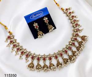 Conjunto nupcial chapado en oro: Collar choker, pendientes colgantes y tikka étnico de circonita. Última tendencia para bodas, compromisos y aniversarios. - Product Image 1
