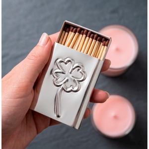 Boîte d'allumettes en aluminium argenté avec motif trèfle en relief, durable pour l'utilisation avec des bougies - Product Image 1