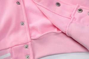 เสื้อแจ็คเก็ตบอมเบอร์ทรงสลิมฟิตแบบครอปสำหรับผู้หญิง ฤดูใบไม้ร่วง ฤดูหนาว แต่งขอบผ้าริบลายทาง เสื้อแจ็คเก็ตวาร์ซิตี้เรียบง่าย สกรีนโลโก้ได้ตามต้องการ เสื้อแจ็คเก็ตเลตเตอร์แมนแบบเรียบ - Product Image 5