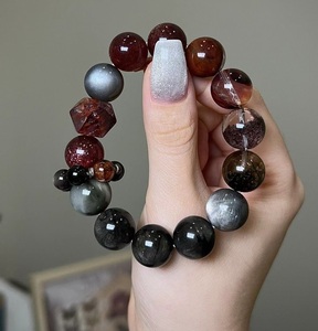 Elegante Brazalete de Resina con Elementos Artísticos Contemporáneos, Joyería Premium para Exhibiciones en Boutiques - Product Image 2