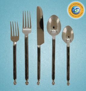 Ensemble de vaisselle de luxe en résine crème avec poignée argentée, 4 pièces, pour dîner raffiné - Product Image 3