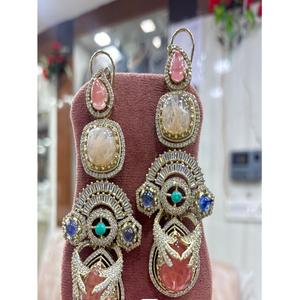 Boucles d'oreilles tendance et élégantes en laiton plaqué or avec zircon, style traditionnel de créateur, pour femme, collection festive mariage - Product Image 2