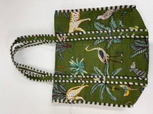 กระเป๋าโท้ทผ้าควิลท์คันธาทำมือ เป็นมิตรกับสิ่งแวดล้อม กระเป๋าสะพายไหล่ผ้าฝ้ายแบบกลับด้านได้ กระเป๋าช้อปปิ้งแบบโบโฮแพทช์เวิร์คที่ยั่งยืน - Product Image 3