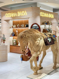 Le plus beau design - un cheval en rotin naturel décorant la boutique. - Product Image 3