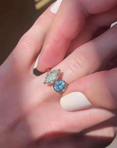 แหวนเพชรทรงมาร์คีส์ 1.51 กะรัต และเพชรทรงกลมสีน้ำเงิน 1.01 กะรัต แบบ Toi Moi สำหรับผู้หญิง ทองคำแท้ 10K ของขวัญสุดพิเศษสำหรับเธอ - Product Image 4