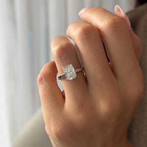 Bague de fiançailles en or blanc UNIQUE avec diamant de laboratoire 2 carats taille coussin allongée E VVS2, halo caché et pavé 2D, certifiée IGI - Product Image 6