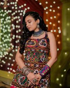 Lehenga Kurti indien traditionnel avec broderie Gamthi et travail de miroirs, dentelle Lampi, tissu rayonne rose, pour mariage et fiançailles, tenue féminine - Product Image 1