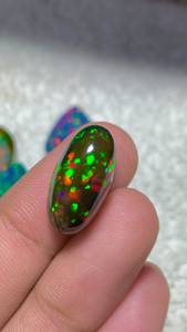 Opale noire d'Éthiopie naturelle, cabochon ovale, 5 carats, pierre précieuse en vrac, multi-reflets pour la fabrication de bijoux - Product Image 1