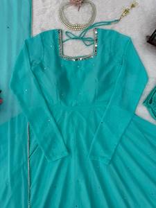 Ensemble trois pièces élégant en Georgette avec broderie miroir artisanale, rembourré, orné de Latkan, réversible, extensible, infroissable et à séchage rapide, idéal pour les fêtes - Product Image 2