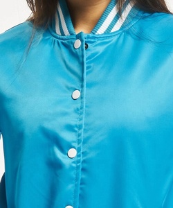 Chaqueta de béisbol bordada personalizada para mujer, chaqueta universitaria de satén, chaqueta de satén recortada de tela transpirable de punto con forro de talla grande - Product Image 3