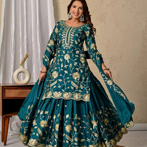 ชุดเลเฮนกาแบบดั้งเดิมผสมผสานความทันสมัยสไตล์อินเดีย-ปากีสถาน พร้อมผ้าคลุมไหล่ ทำจากผ้าไหมชินนอนธรรมชาติเนื้อหนัก ตกแต่งด้วยงานปักอย่างประณีต เหมาะสำหรับงานแต่งงานและงานเลี้ยง - Product Image 1