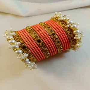 Ensemble de bracelets en velours ornés de pierres rouges et de cristaux pour femmes - Product Image 1