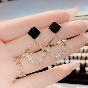 Boucles d'oreilles tendance unisexes plaquées or 14 carats de luxe avec clous carrés noirs et design goutte de diamant pour soirée et cadeau - Product Image 3