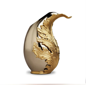 Vase en forme de tulipe noir mat saisissant avec des bords délicats bordés d'or. Design audacieux disponible à prix de gros. - Product Image 3