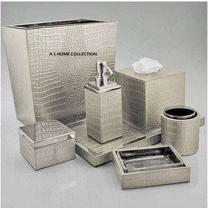 Ensemble de salle de bain sept pièces au design le plus récent, motif crocodile gaufré, finition argentée en métal aluminium, pour la maison et l'hôtel, forme carrée - Product Image 1