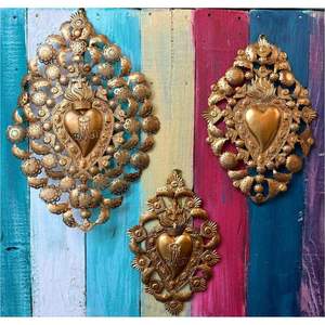 Arte de Pared Estilo Decorativo, Moderno, de Aluminio Dorado, con Sagrado Corazón, Placa Grabada con Monograma Mariano, Corazón Flameante, Arte Folclórico Mexicano - Product Image 5