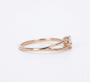 Bague de fiançailles en or jaune 14K avec diamant de laboratoire en forme de poire de 0,50 carat en or rose, certifiée IGI VVS2, à sangle fendue, pour femme, vente en gros - Product Image 3