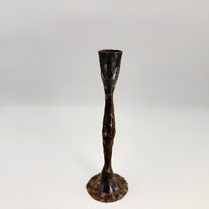 Candelabro de Hierro Forjado a Mano con Base Ondulada, Portavelas de Metal Rústico para Bodas Góticas, Hoteles y Mesas - Product Image 1