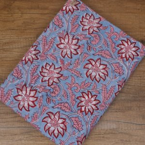 Tissu en coton imprimé à la main motif floral bleu de designer, motif de fleurs rouges et de feuilles roses pour robes, kurtis, coussins - Product Image 1