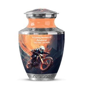 Urna Funeraria de Metal Plateado para Cenizas de Adultos con Diseño de Motociclista al Atardecer y Tapa de Cúpula, Urna Clásica Ecológica de Aluminio - Product Image 3