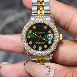 Reloj de Cuarzo con Incrustaciones de Moissanita, Esfera de 28 mm, Correa de 20 mm, Brazalete de Acero Inoxidable, Elegante Visualización Analógica de Fecha con Números Romanos - Product Image 4