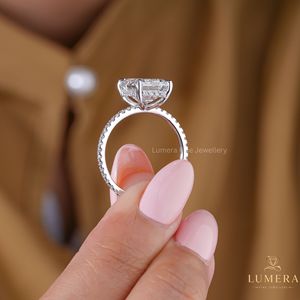 แหวนหมั้นเพชรทรงเอเมอรัลด์คัทเพาะเลี้ยงในห้องปฏิบัติการสุดหรู พร้อมใบรับรอง IGI ทองคำแท้ ประดับเพชรแบบไมโครเพฟรอบวงแหวน สำหรับผู้หญิง - Product Image 5