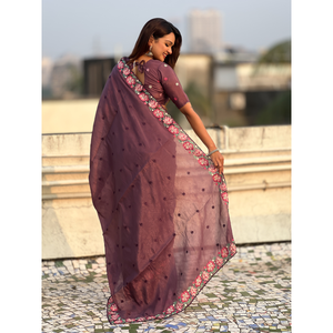 Sari brodé floral multicolore avec bordure ajourée, couleur vin pur, pour les mariages - Product Image 1
