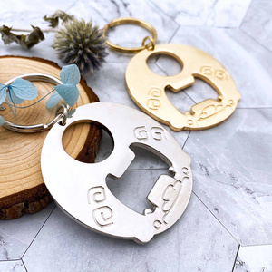 Llavero de metal con abrebotellas, fabricante de llaveros - Product Image 6