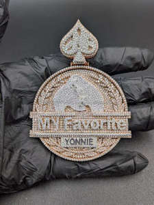Colgante de Joyería de Alta Gama con Forma de Espada, Personalizado con Nombre, con Diamantes Moissanite en Acabado Oro Rosa - Product Image 6