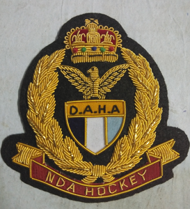 Écusson de blazer de luxe personnalisé brodé à la main en fils d'or, durable et tendance / Badge thermocollant ou à coudre de qualité supérieure - Product Image 6