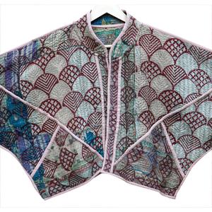 เสื้อแจ็คเก็ตผู้หญิงแบบพรีเมียม ตกแต่งด้วยผ้าคันธา คอจีน แขนเสื้อปกติ แต่งขอบตัดกัน ผลิตจากผ้าฝ้ายที่เป็นมิตรต่อสิ่งแวดล้อม ระบายอากาศได้ดี - Product Image 3
