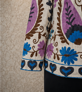 Blouson bomber Suzani multicolore luxueux en velours de coton, motifs cœurs, fleurs et feuilles de Jaipur, style bohème, fait main, respirant, artisanal, pour export B2B - Product Image 3