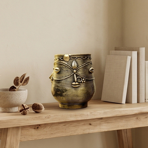 Vase en laiton texturé Dhokra, artisanat en laiton, récipient en métal artisanal avec finition rustique pour la présentation sur table - Product Image 3