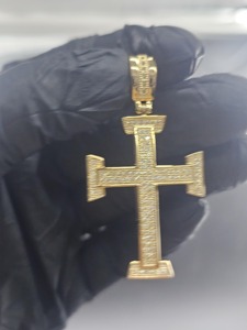 Colgante de cruz chapado en plata 925 para hombre con diamantes cultivados en laboratorio de corte brillante redondo, joyería de estilo religioso. - Product Image 1