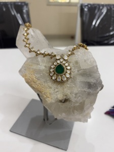ชุดสร้อยคอและต่างหูรูปดอกไม้ชุบทองคำขาวคลาสสิกจาก Amaira Jewels สำหรับงานแต่งงานของผู้หญิง - Product Image 4